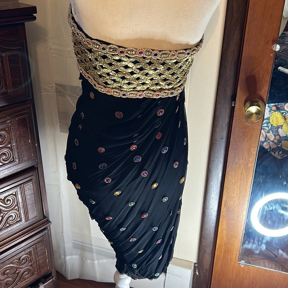 David Fielden Black and Jeweled short Evening Dress. Size 8. - Picture 5 of 10